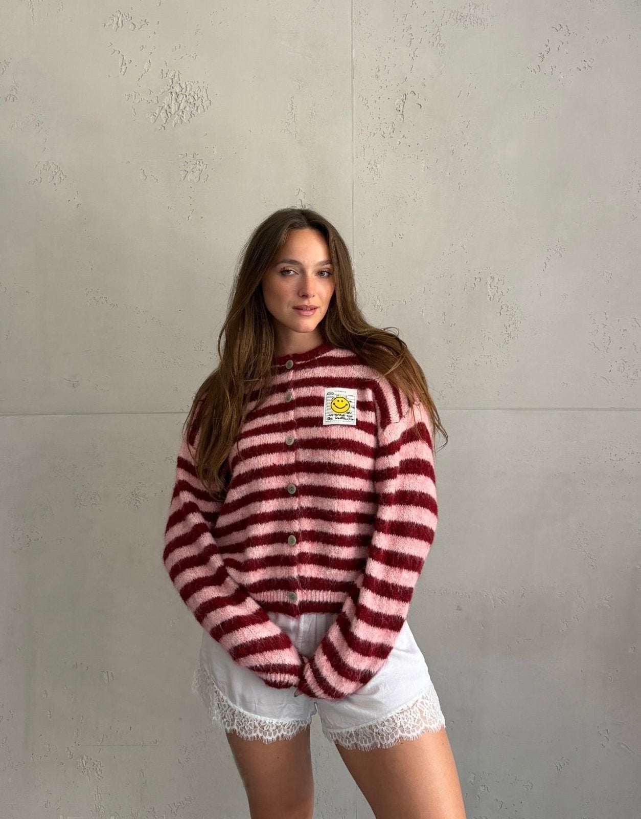 Durchgeknöpfte Strickjacke mit Streifen und Smiley Patch - Switch-Fashion