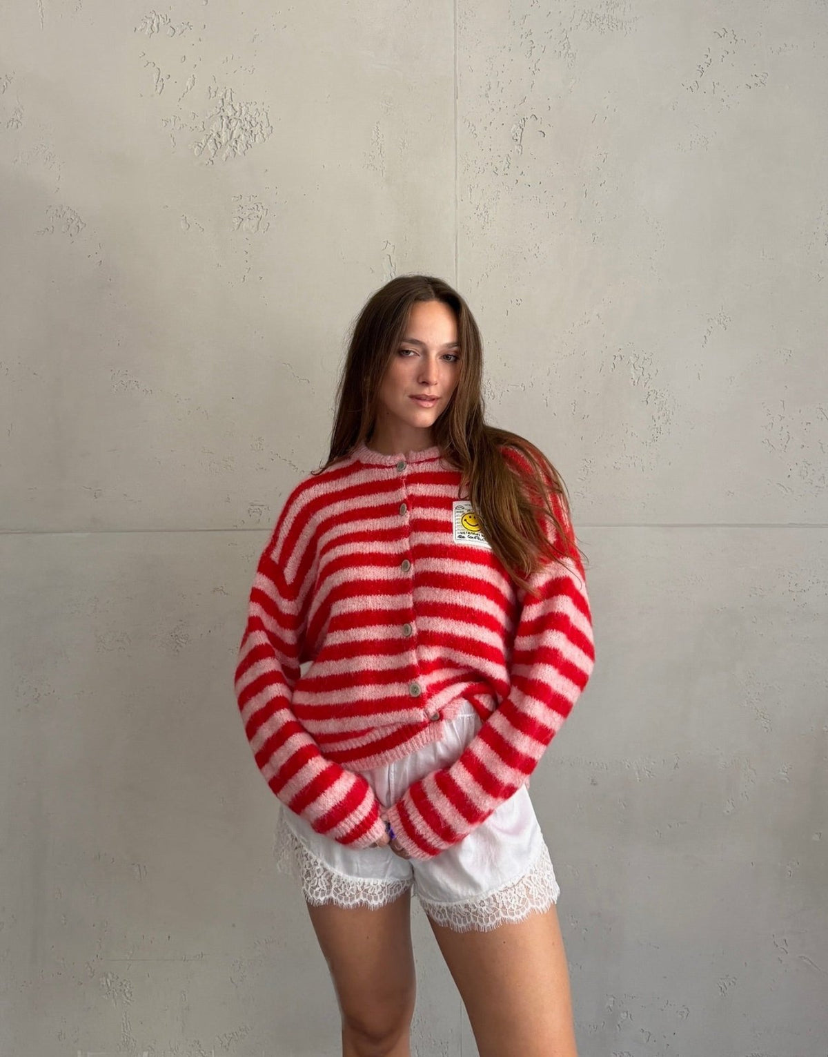 Durchgeknöpfte Strickjacke mit Streifen und Smiley Patch - Switch-Fashion