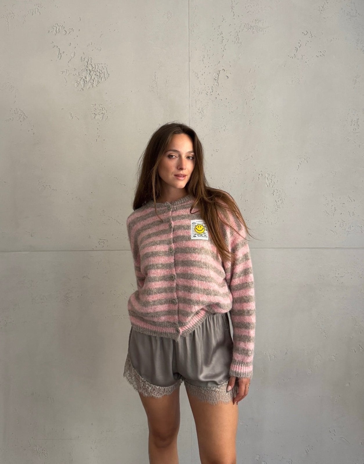Durchgeknöpfte Strickjacke mit Streifen und Smiley Patch - Switch-Fashion