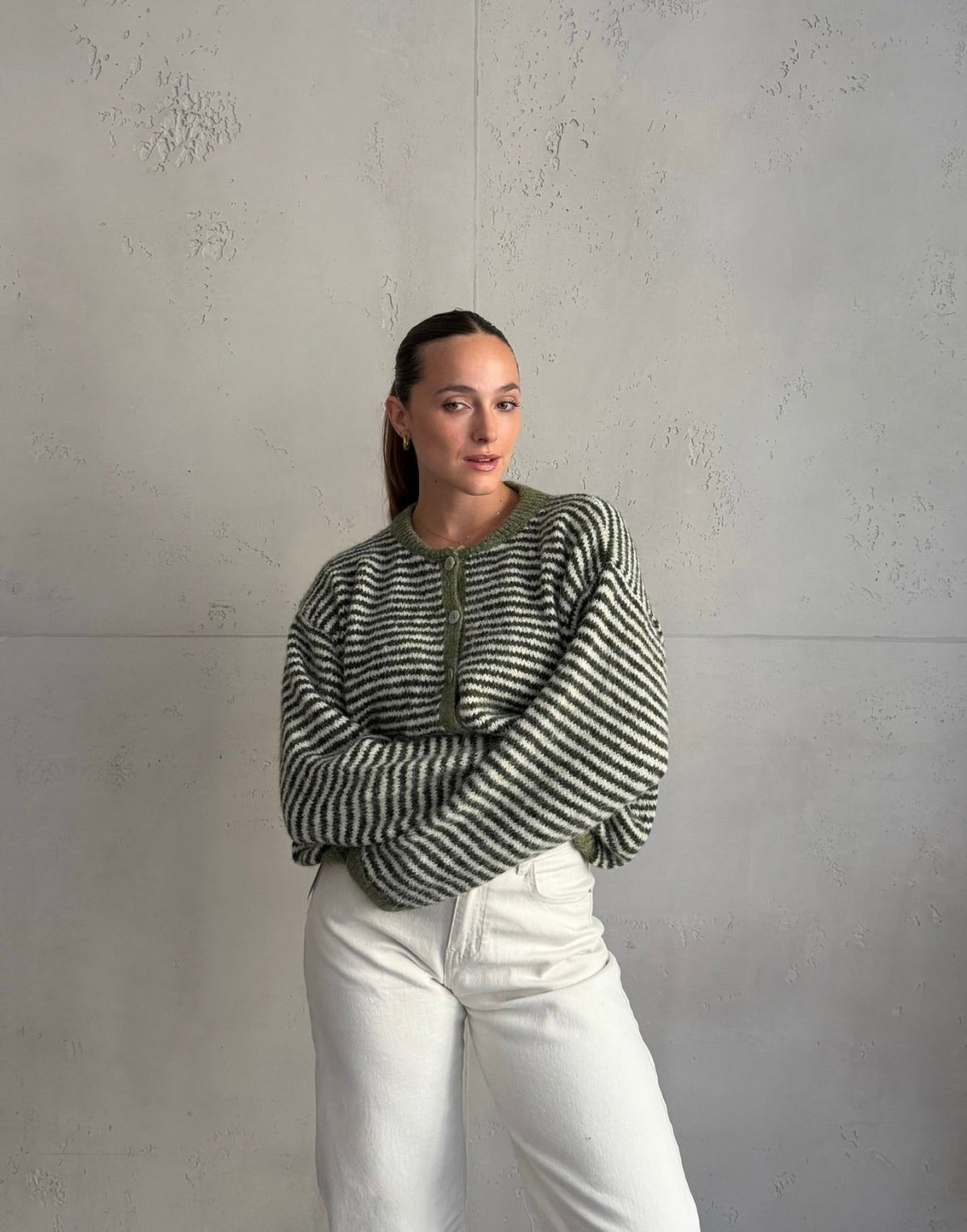 Feingestreifte Strickjacke mit Knöpfen - Switch-Fashion