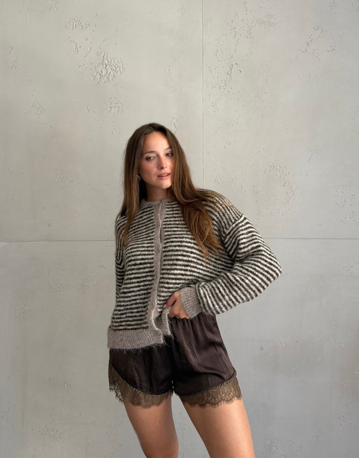 Feingestreifte Strickjacke mit Knöpfen - Switch-Fashion