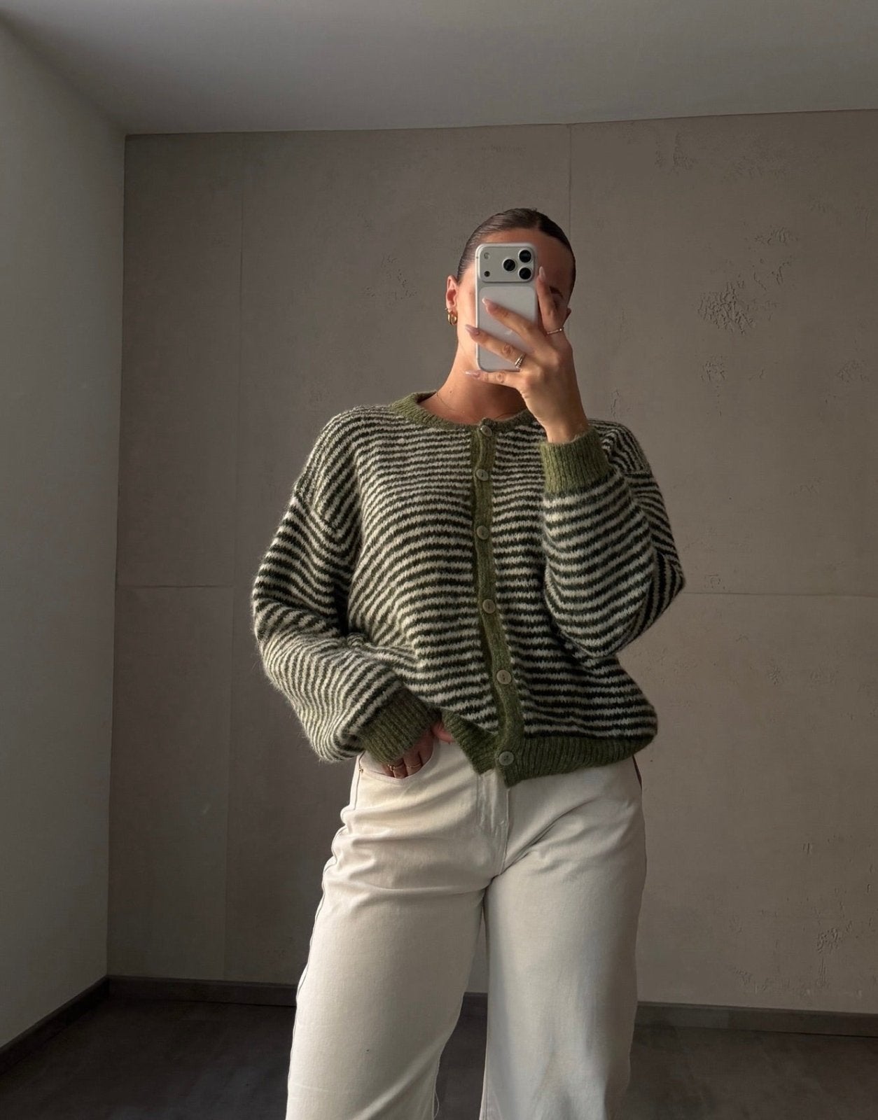 Feingestreifte Strickjacke mit Knöpfen - Switch-Fashion