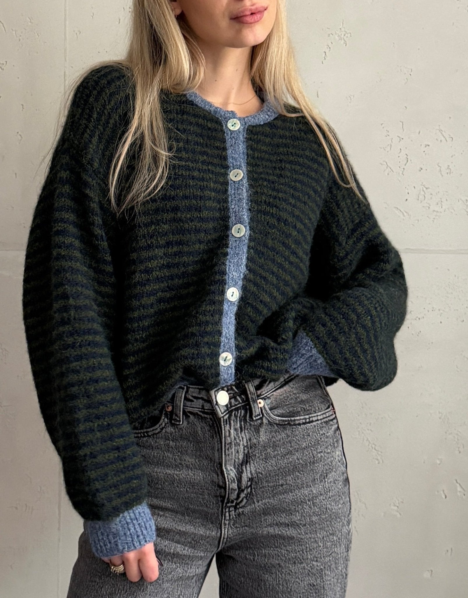 Feingestreifte Strickjacke mit Knöpfen - Switch - Fashion