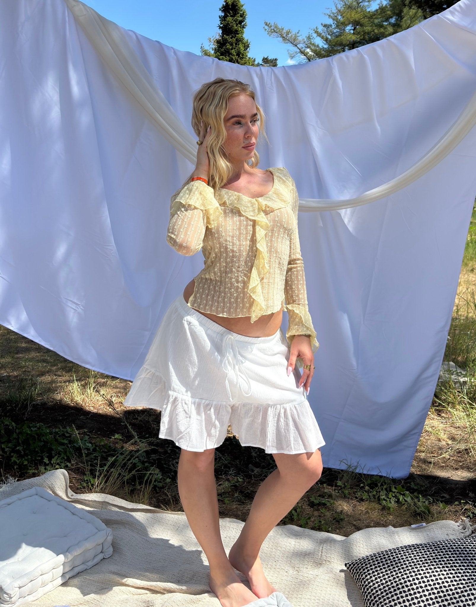 Gelbe Rüschenbluse mit Flower - Details - Switch - Fashion