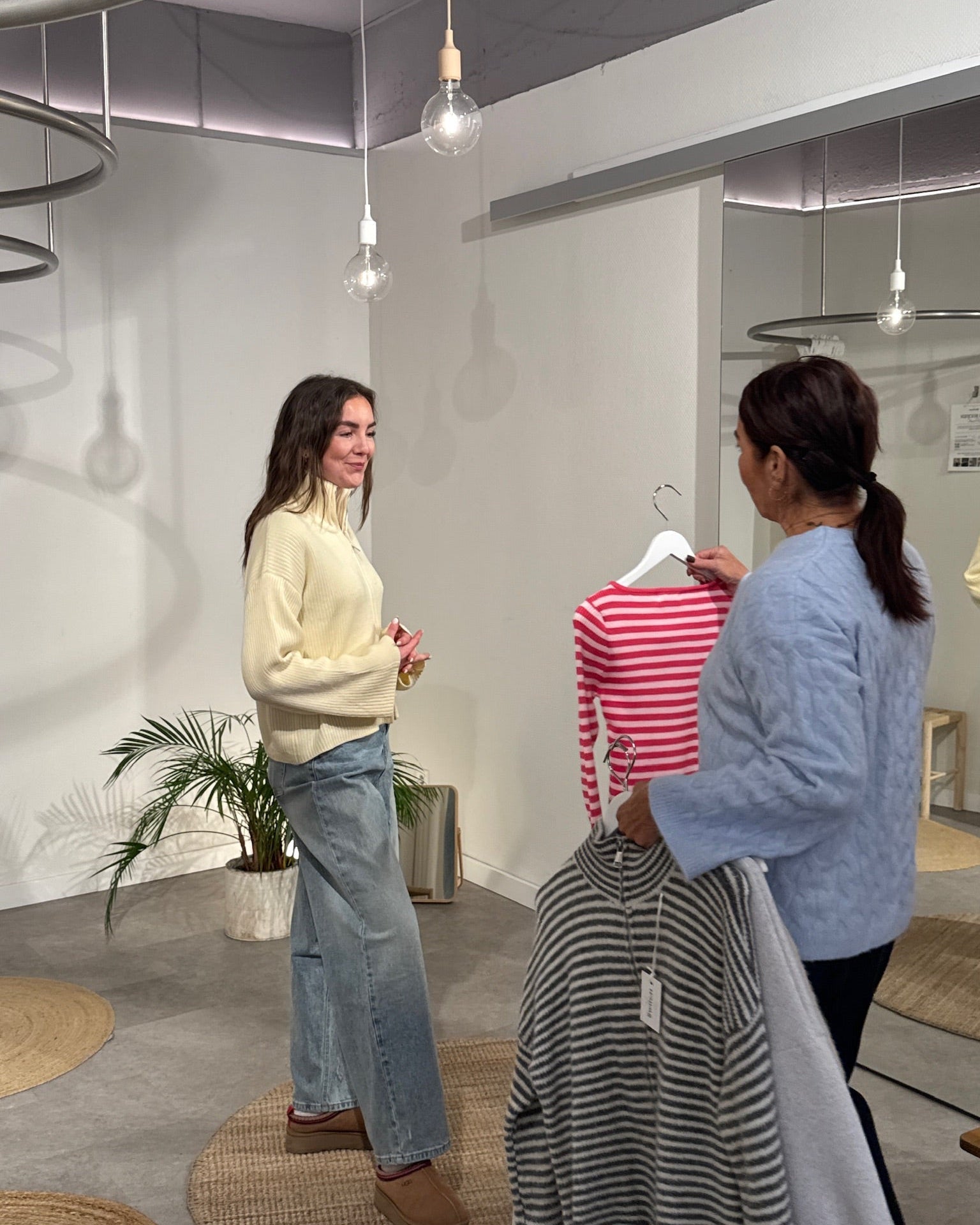 Geripptes Langarmshirt Gestreift mit ausgestelltem Arm - Switch - Fashion