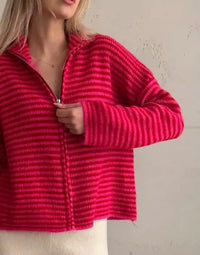 Gestreifte Strickjacke mit Reißverschluss & Stehkragen