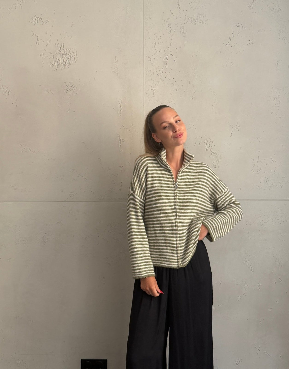 Gestreifte Strickjacke mit Reißverschluss & Stehkragen - Switch-Fashion
