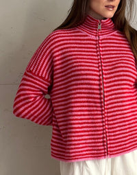 Gestreifte Strickjacke mit Reißverschluss & Stehkragen
