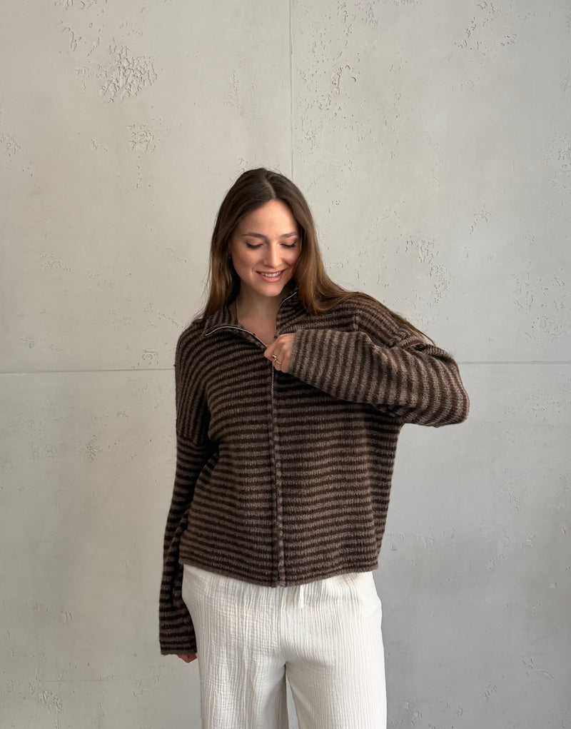 Gestreifte Strickjacke mit Reißverschluss und Stehkragen in Braun/Taupe