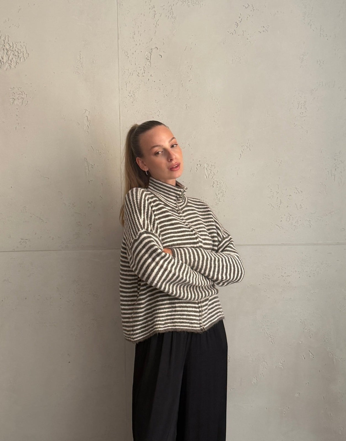Gestreifte Strickjacke mit Reißverschluss & Stehkragen - Switch-Fashion