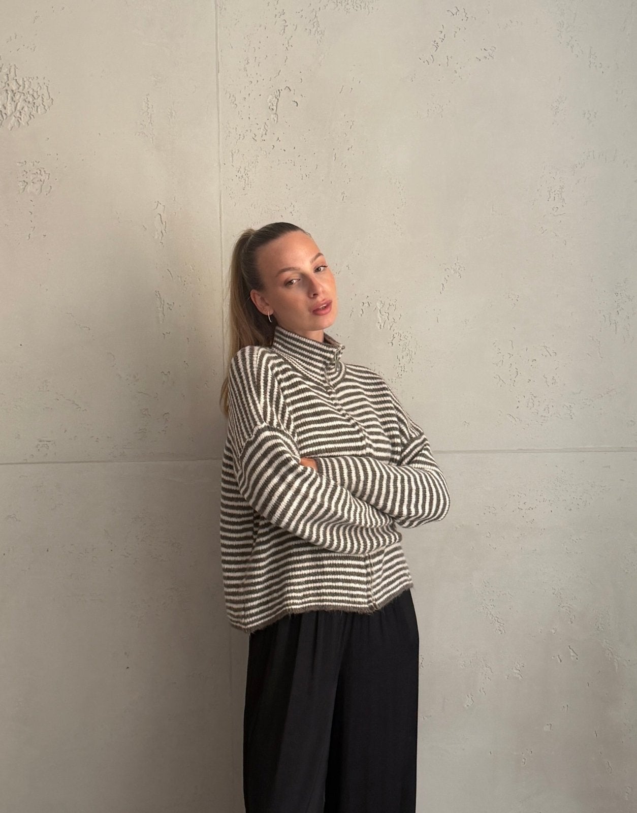 Gestreifte Strickjacke mit Reißverschluss & Stehkragen - Switch-Fashion