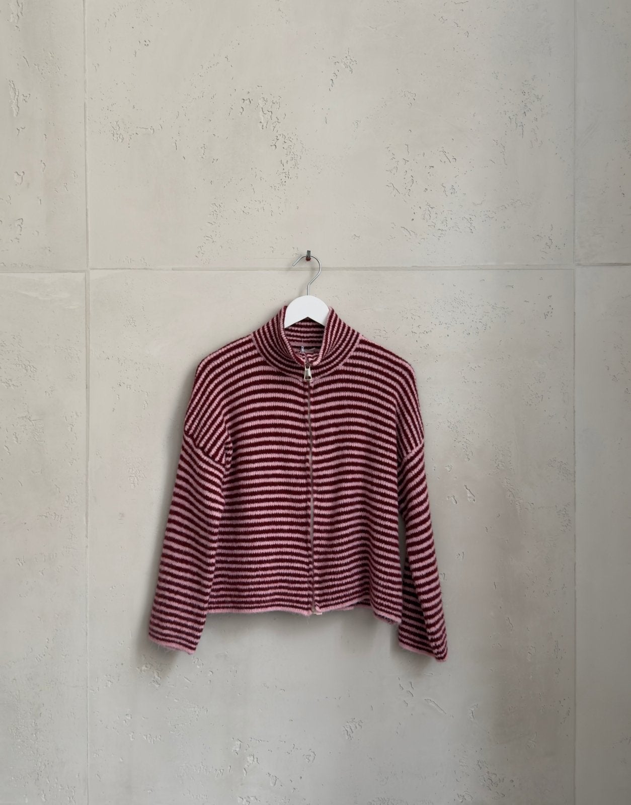 Gestreifte Strickjacke mit Reißverschluss & Stehkragen - Switch - Fashion