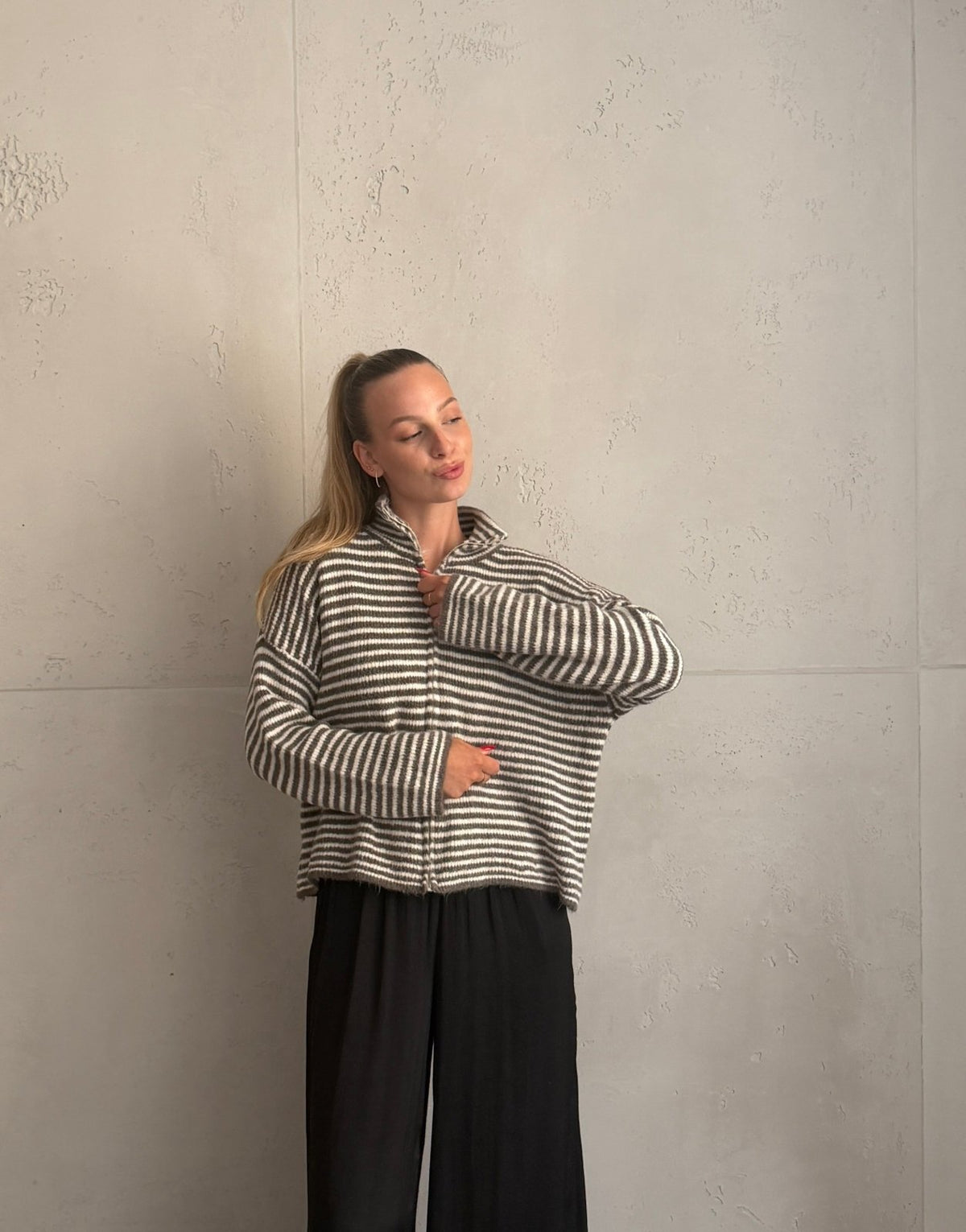 Gestreifte Strickjacke mit Reißverschluss & Stehkragen - Switch-Fashion