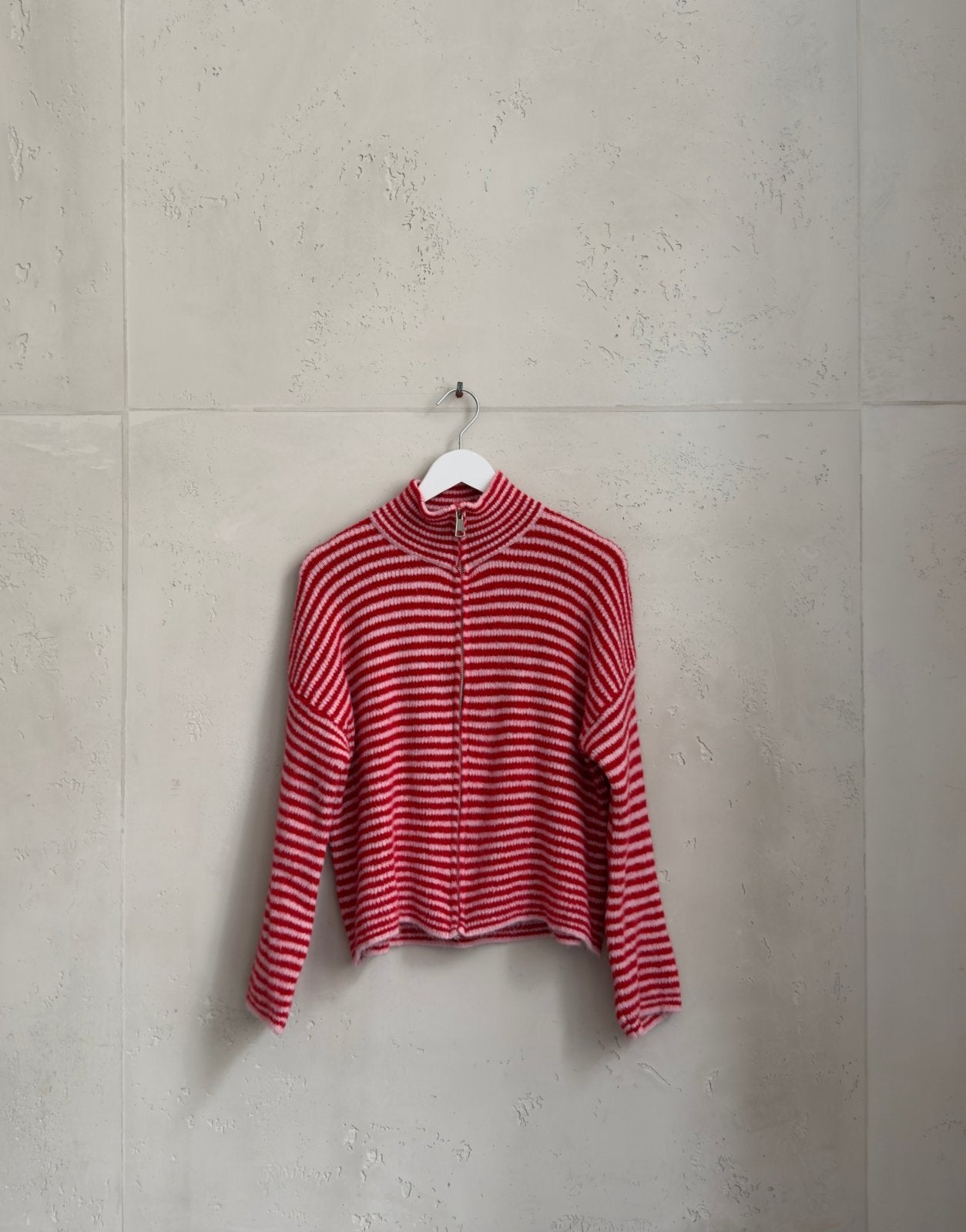 Gestreifte Strickjacke mit Reißverschluss & Stehkragen - Switch - Fashion