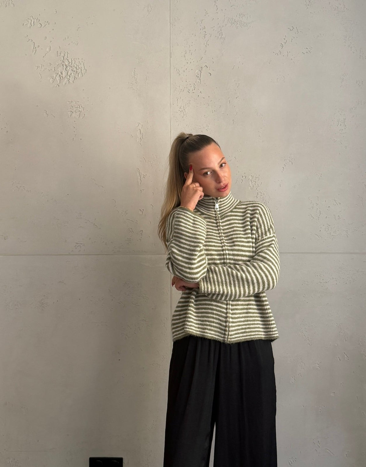 Gestreifte Strickjacke mit Reißverschluss & Stehkragen - Switch-Fashion