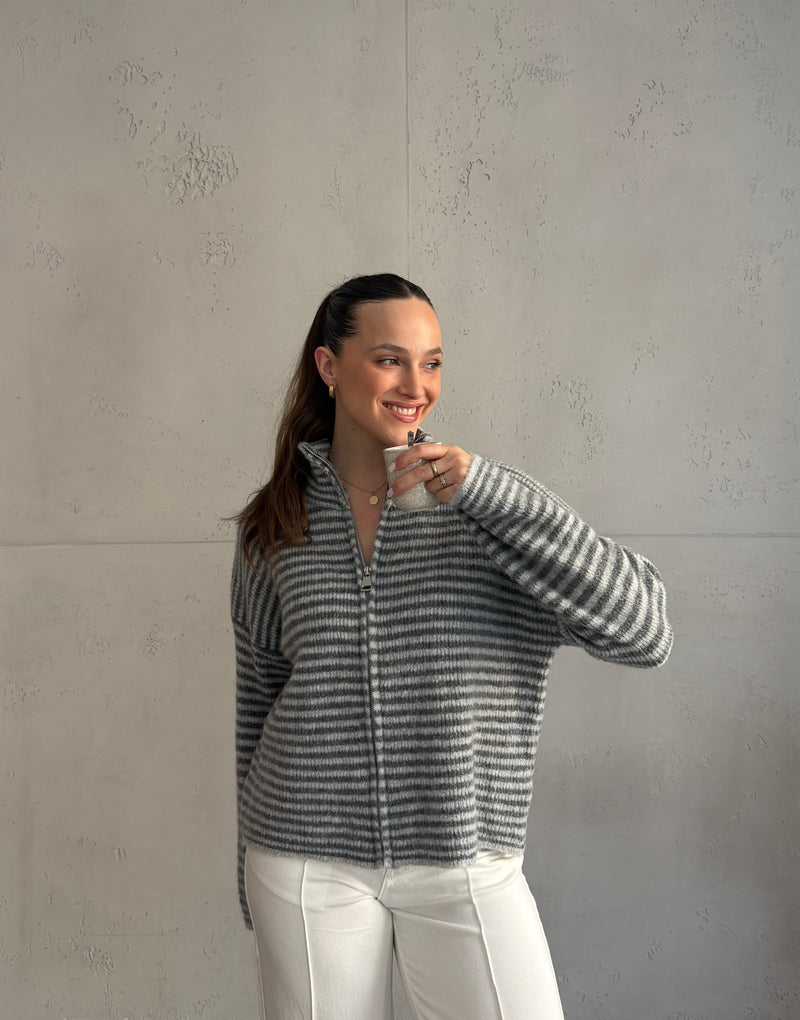 Gestreifte Strickjacke mit Reißverschluss und Stehkragen in Grau