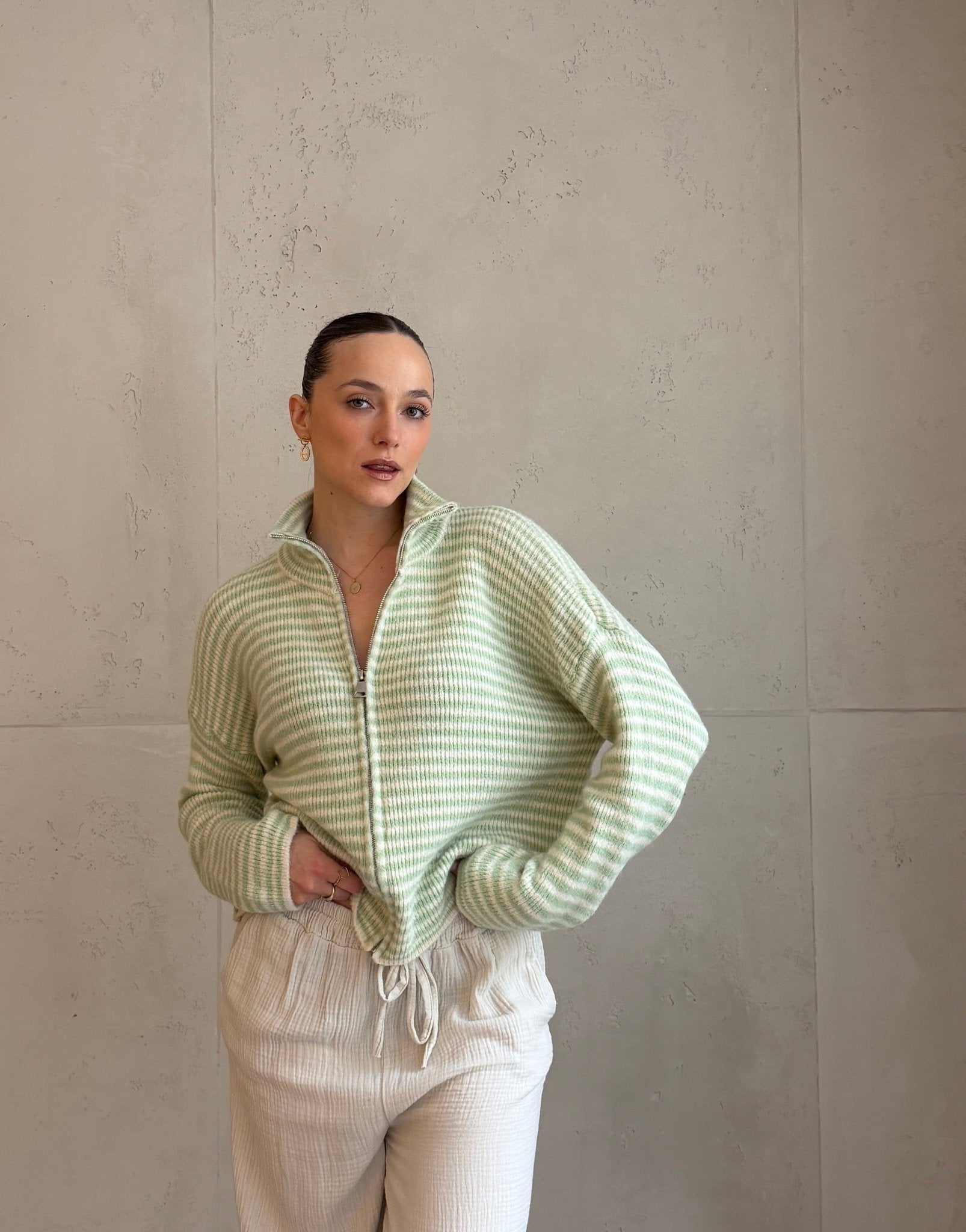 Gestreifte Strickjacke mit Reißverschluss & Stehkragen - Switch - Fashion