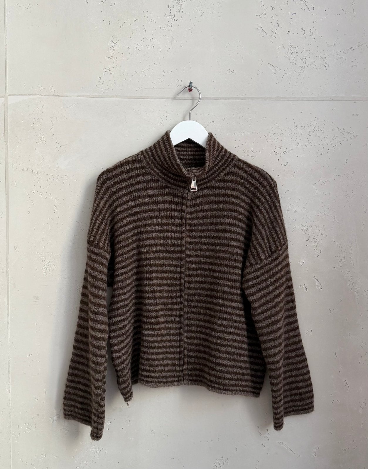 Gestreifte Strickjacke mit Reißverschluss & Stehkragen - Switch - Fashion