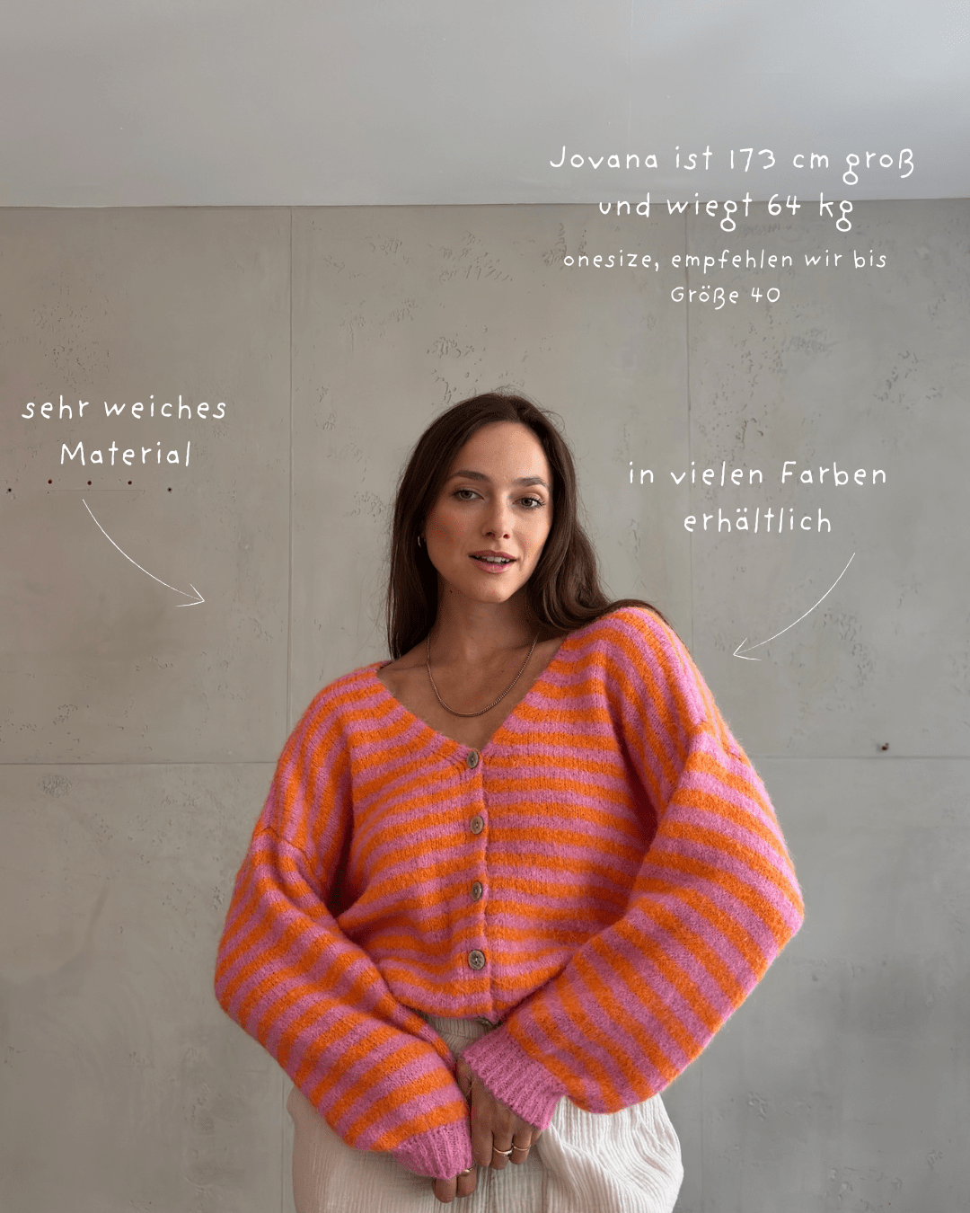 Gestreifte Strickjacke mit V-Ausschnitt