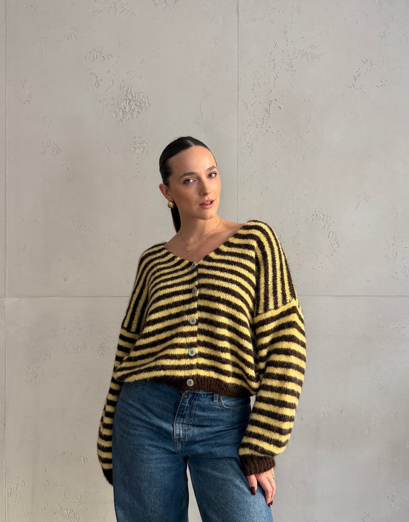 Gestreifte Strickjacke mit V-Ausschnitt in Braun und Gelb