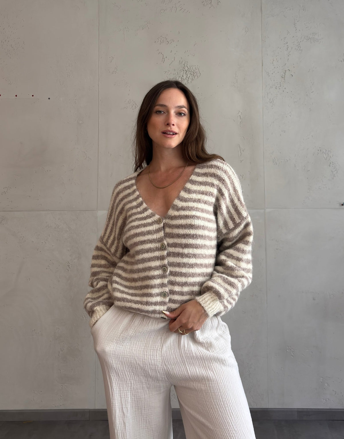 Gestreifte Strickjacke mit V-Ausschnitt
