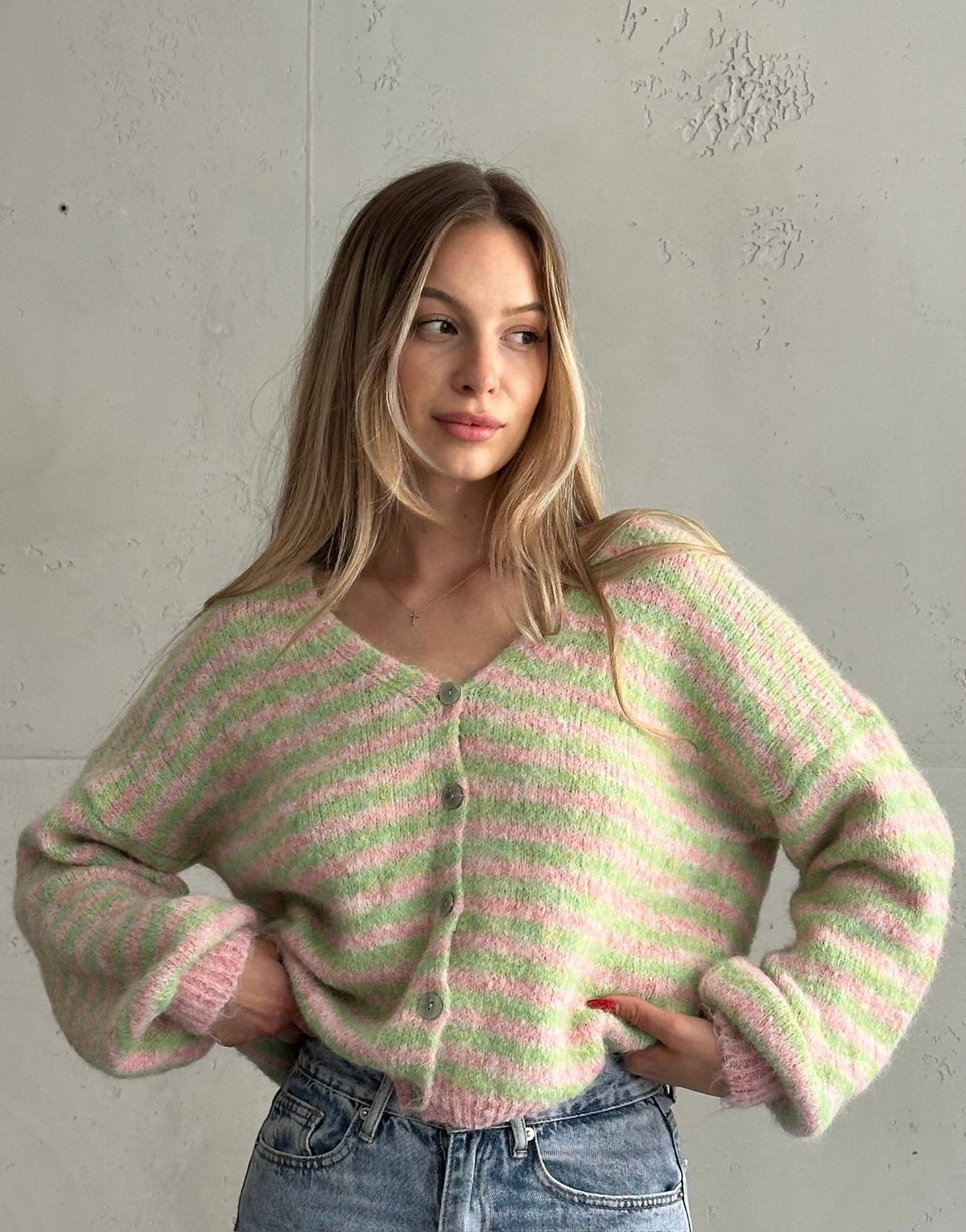 Gestreifte Strickjacke mit V-Ausschnitt