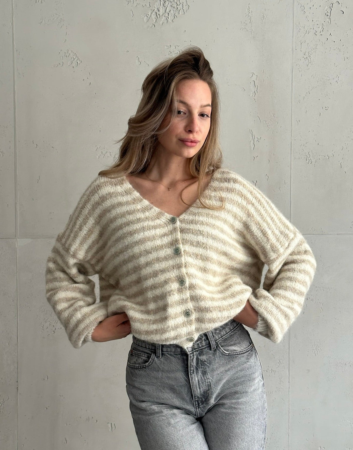 Gestreifte Strickjacke mit V-Ausschnitt