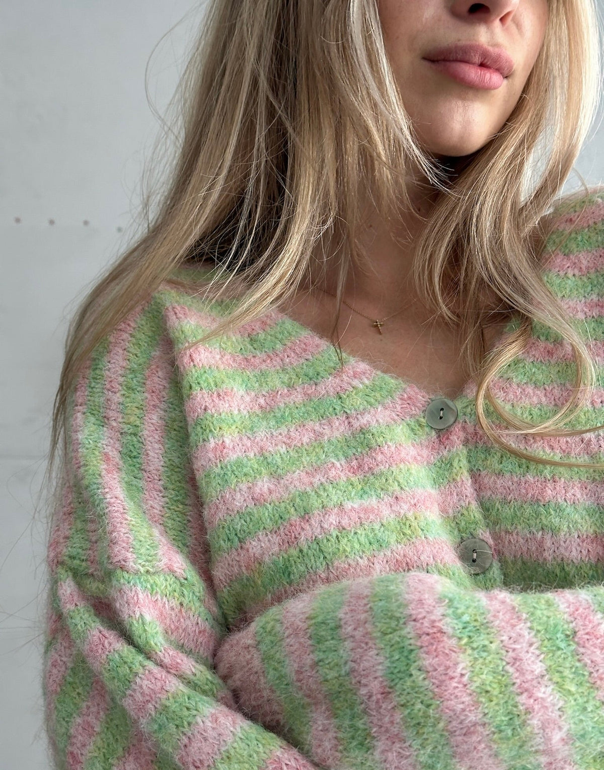 Gestreifte Strickjacke mit V-Ausschnitt