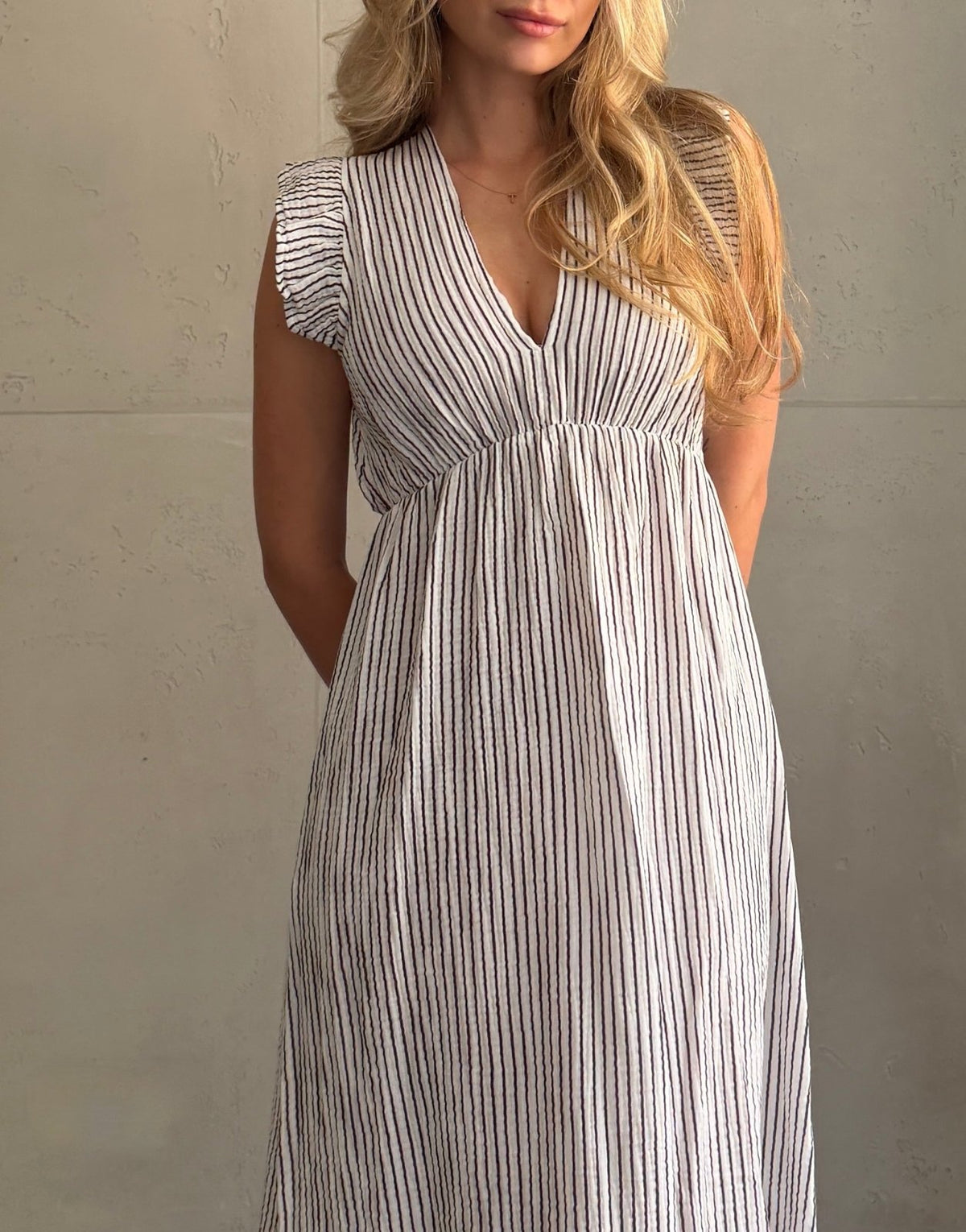Gestreiftes Musselin Maxikleid mit Rückenausschnitt – Schmale Längsstreifen - Switch-Fashion