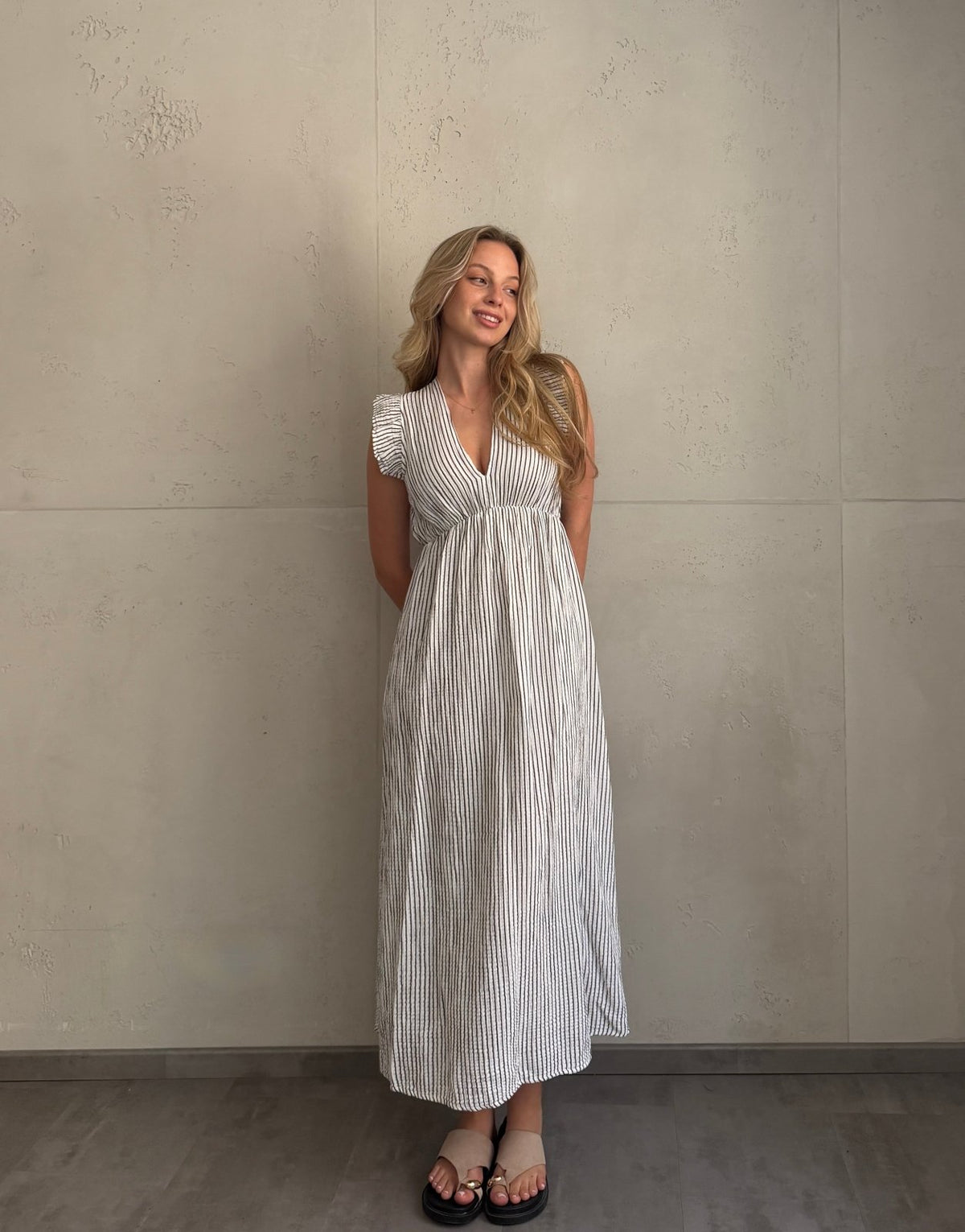Gestreiftes Musselin Maxikleid mit Rückenausschnitt – Schmale Längsstreifen - Switch-Fashion