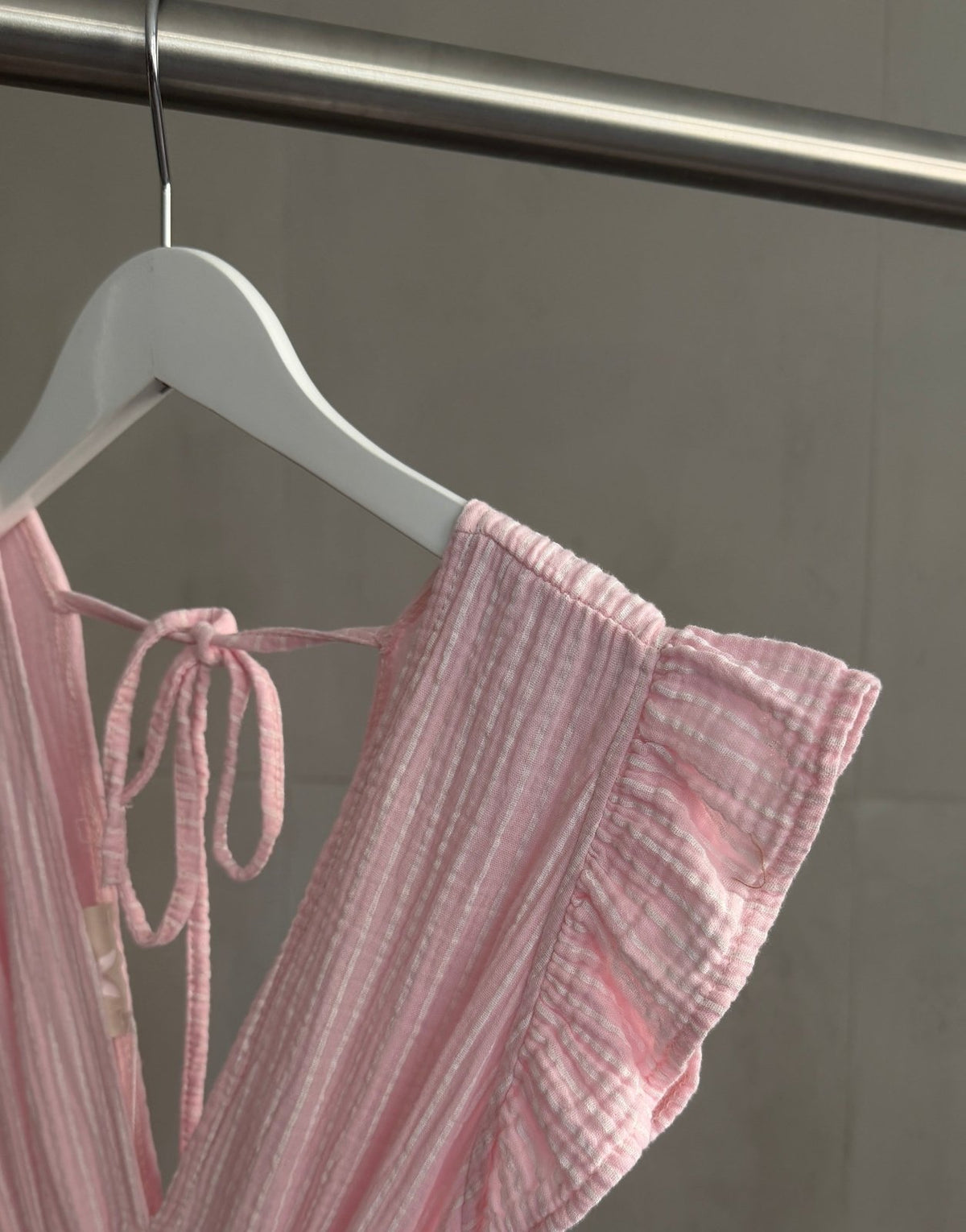 Gestreiftes Musselin Maxikleid mit Rückenausschnitt – Schmale Längsstreifen - Switch-Fashion