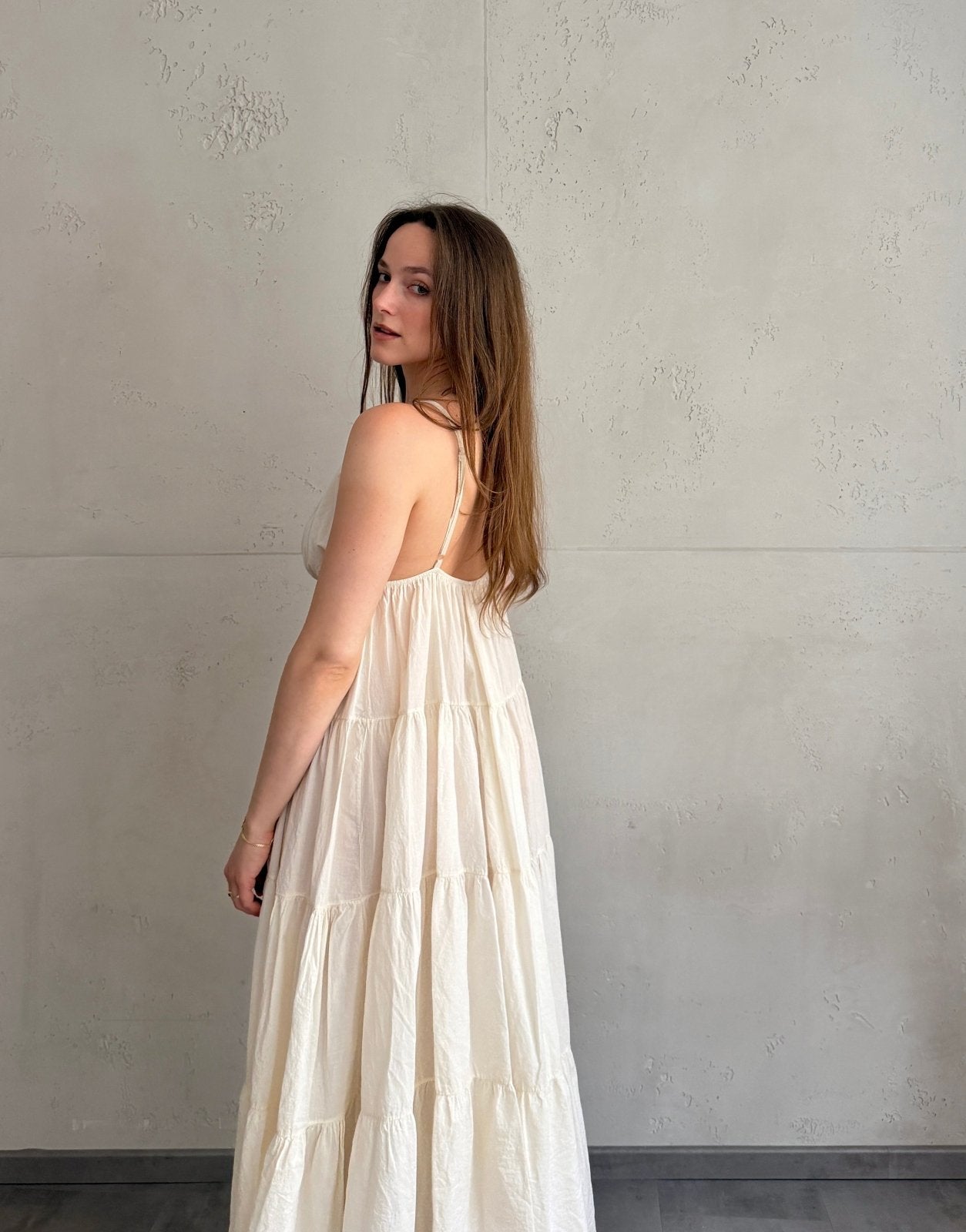 Gestuftes Maxi Kleid mit Spaghettiträgern – 100% Baumwolle in Offwhite - Switch - Fashion