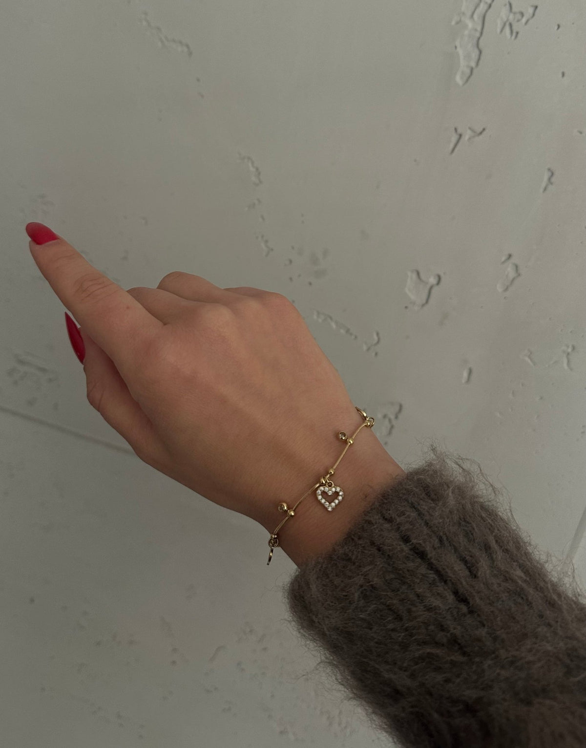 Goldfarbenes Armband mit Herz-Anhänger & Glitzersteinen