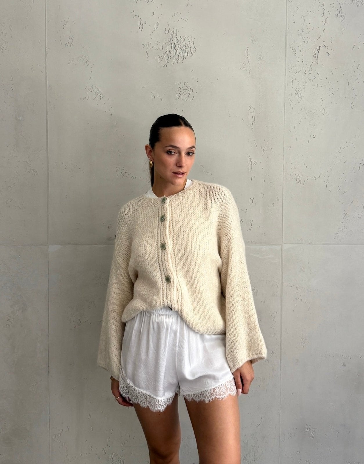 Grobgestrickter Cardigan mit großen Knöpfen - Switch-Fashion
