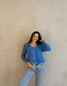 Frau mit brauen Haaren trägt kurze Mohair Strickjacke in Royalblau