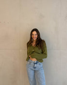 Frau mit brauen Haaren trägt kurze Mohair Strickjacke in grün