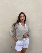 Frau mit brauen Haaren trägt kurze Mohair Strickjacke in Beige