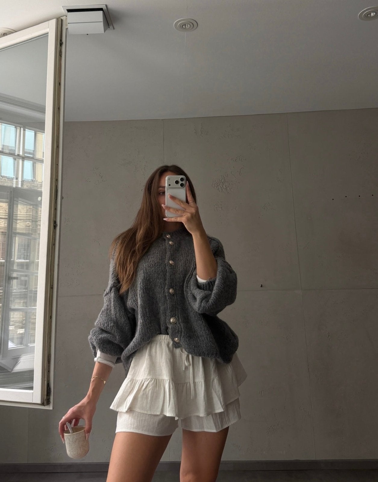 Kurze Strickjacke mit goldenen Knöpfen - Switch-Fashion