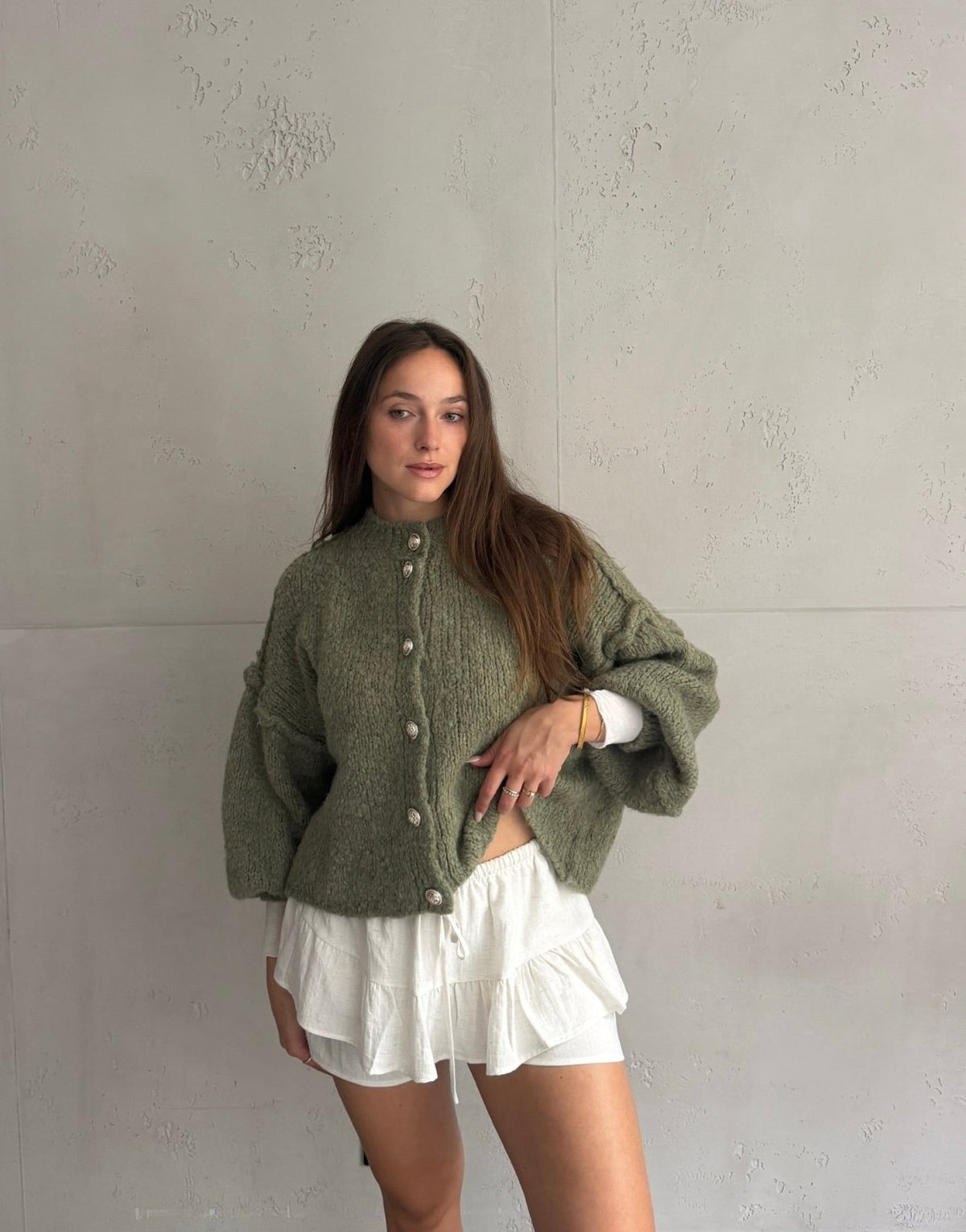 Kurze Strickjacke mit goldenen Knöpfen - Switch-Fashion