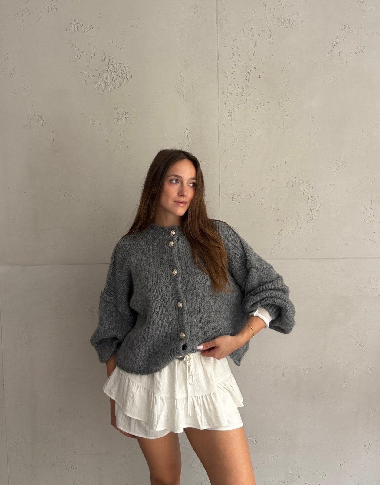 Kurze Strickjacke mit goldenen Knöpfen - Switch-Fashion
