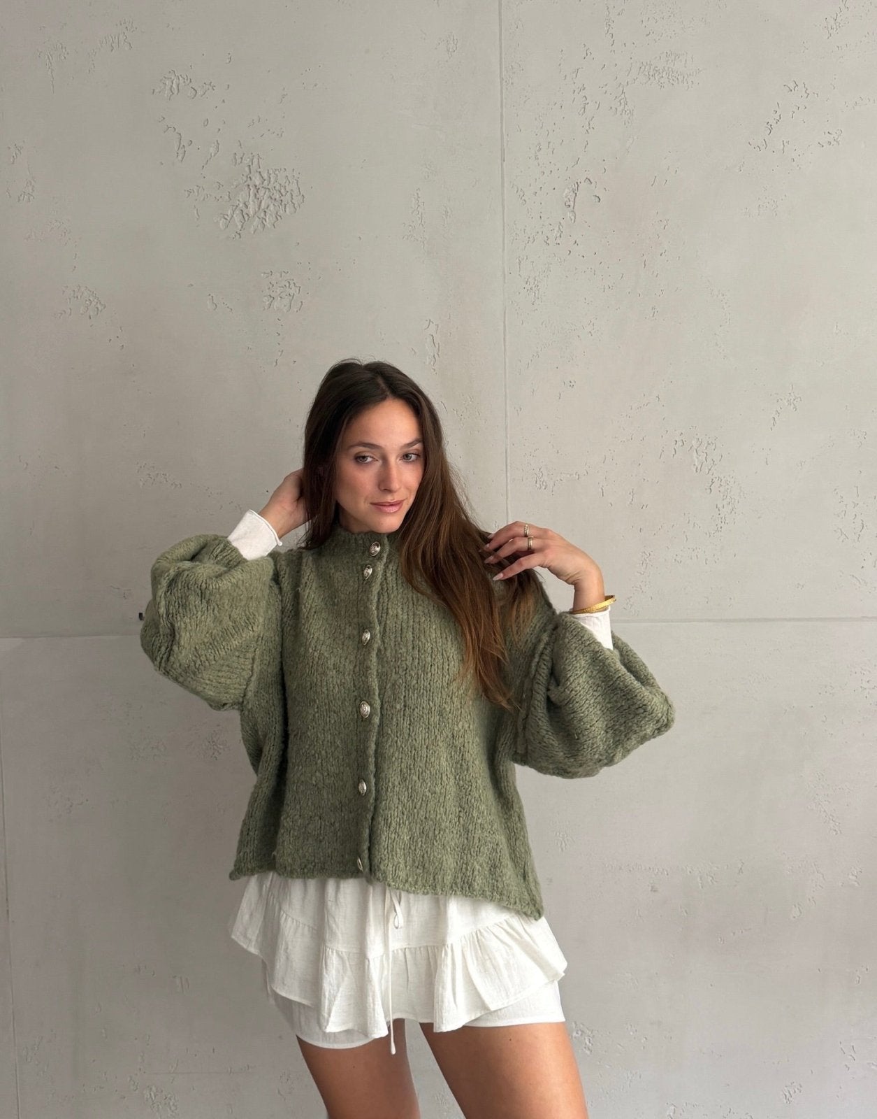 Kurze Strickjacke mit goldenen Knöpfen - Switch-Fashion