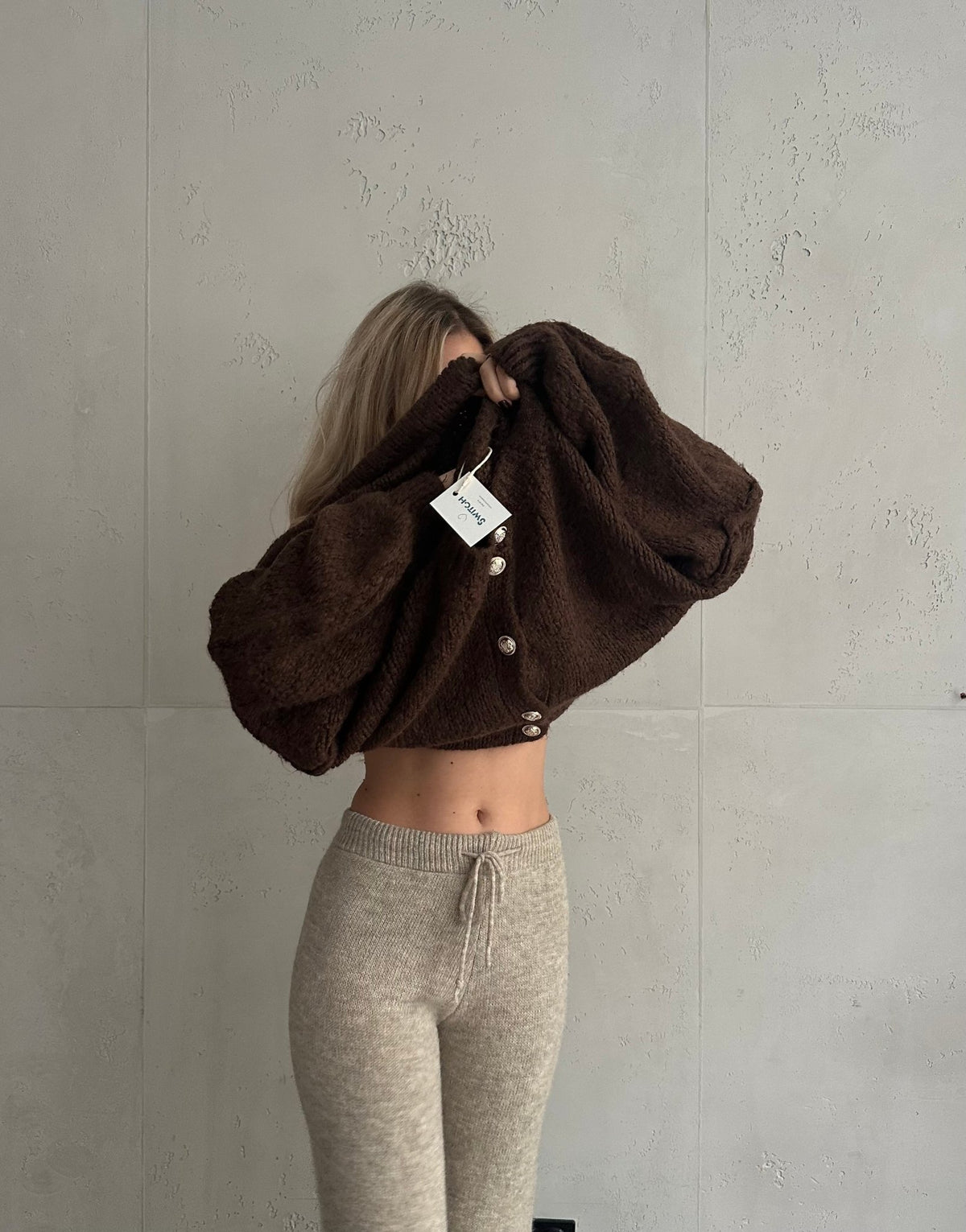 Kurze Strickjacke mit goldenen Knöpfen