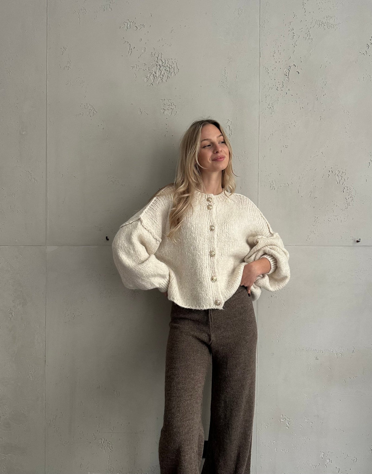 Kurze Strickjacke mit goldenen Knöpfen