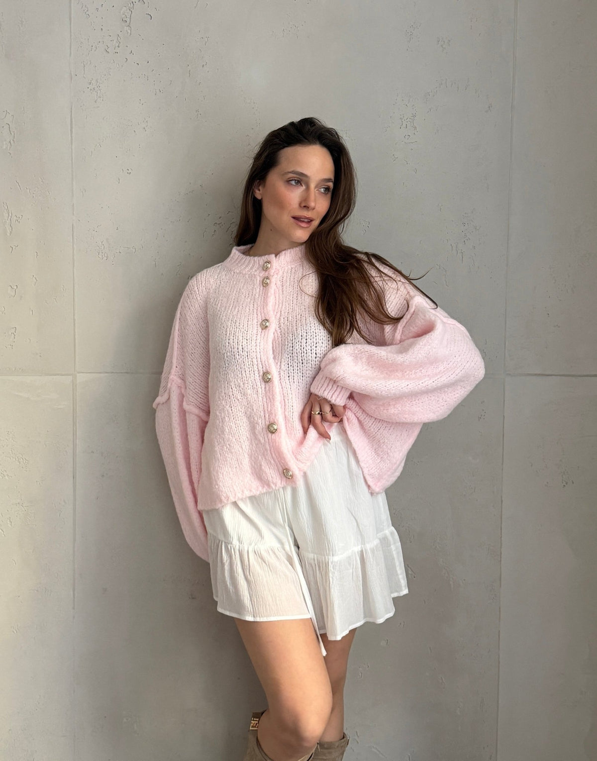 Kurze Strickjacke mit goldenen Knöpfen - Switch - Fashion