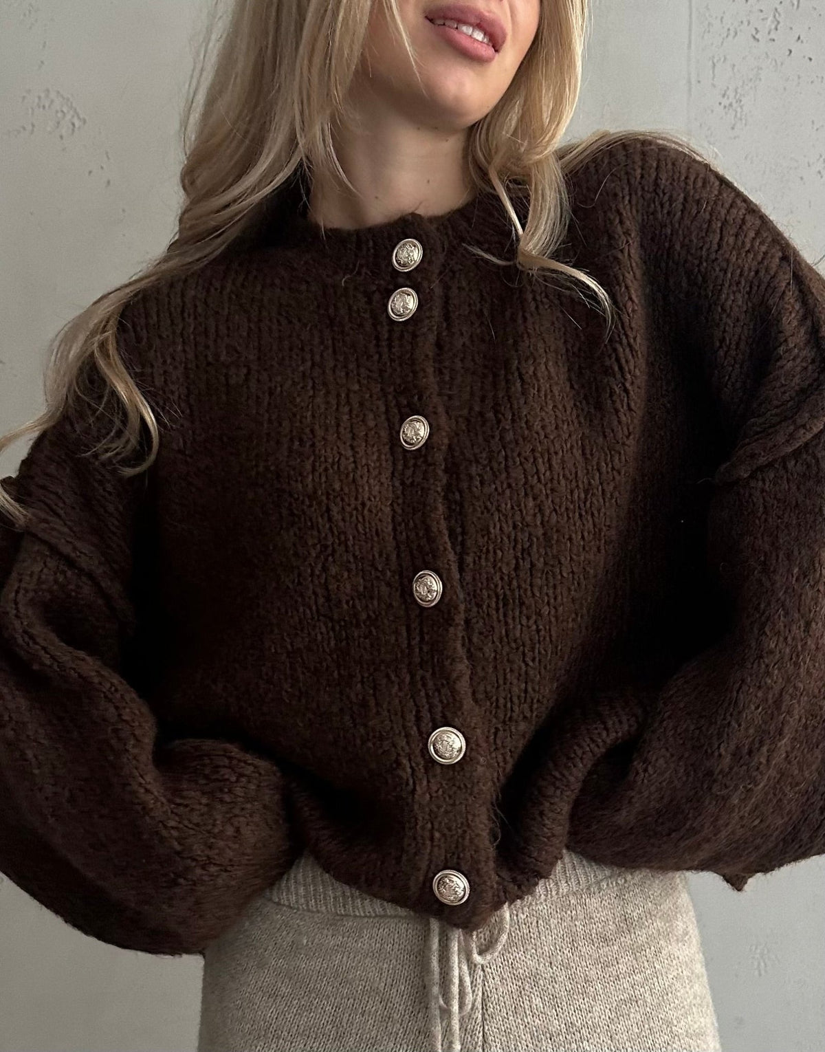 Kurze Strickjacke mit goldenen Knöpfen