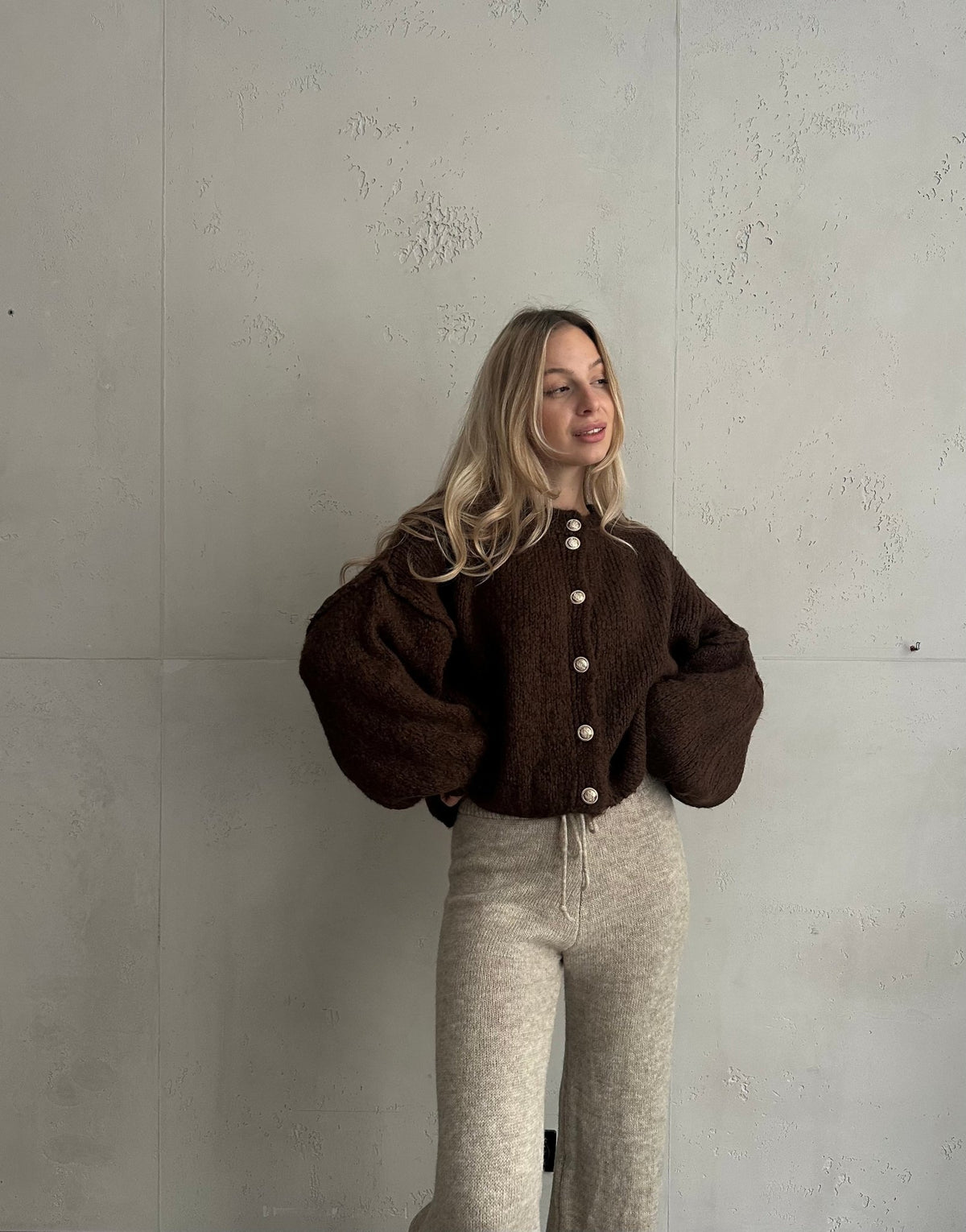 Kurze Strickjacke mit goldenen Knöpfen