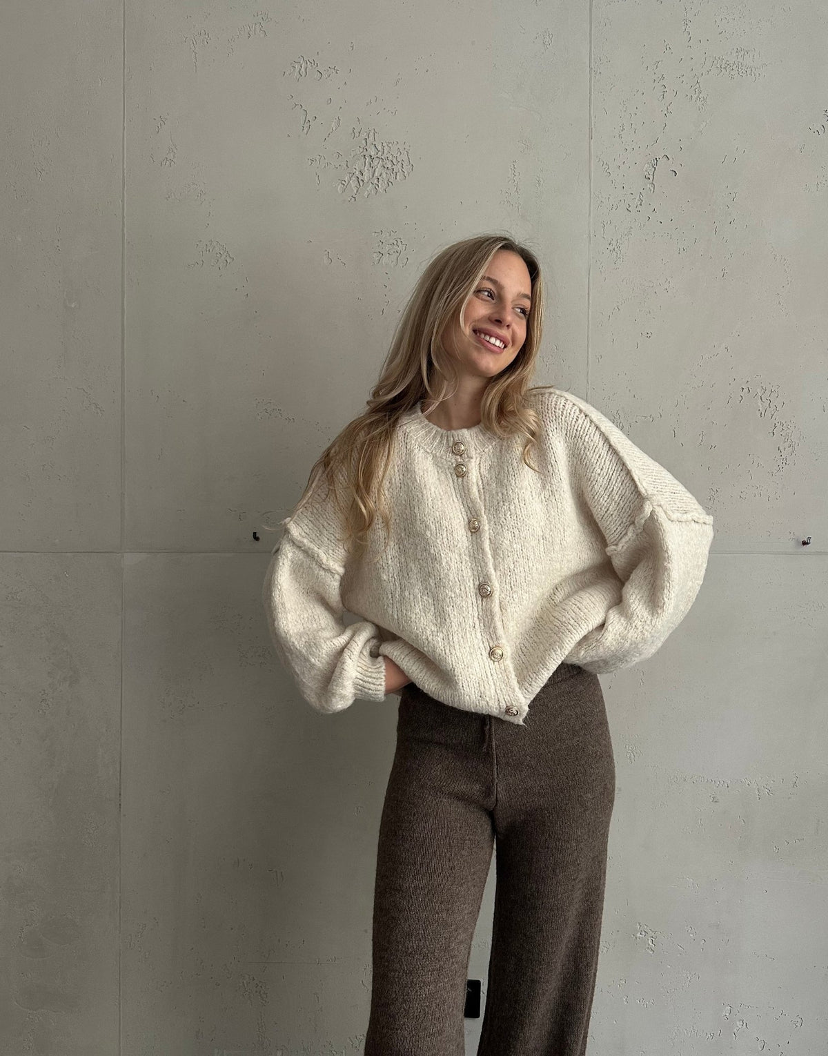 Kurze Strickjacke mit goldenen Knöpfen