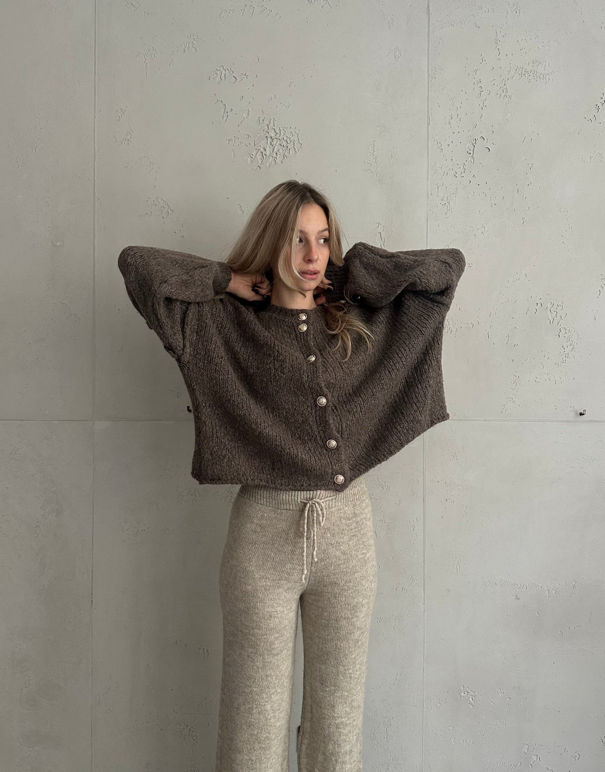Kurze Strickjacke mit goldenen Knöpfen