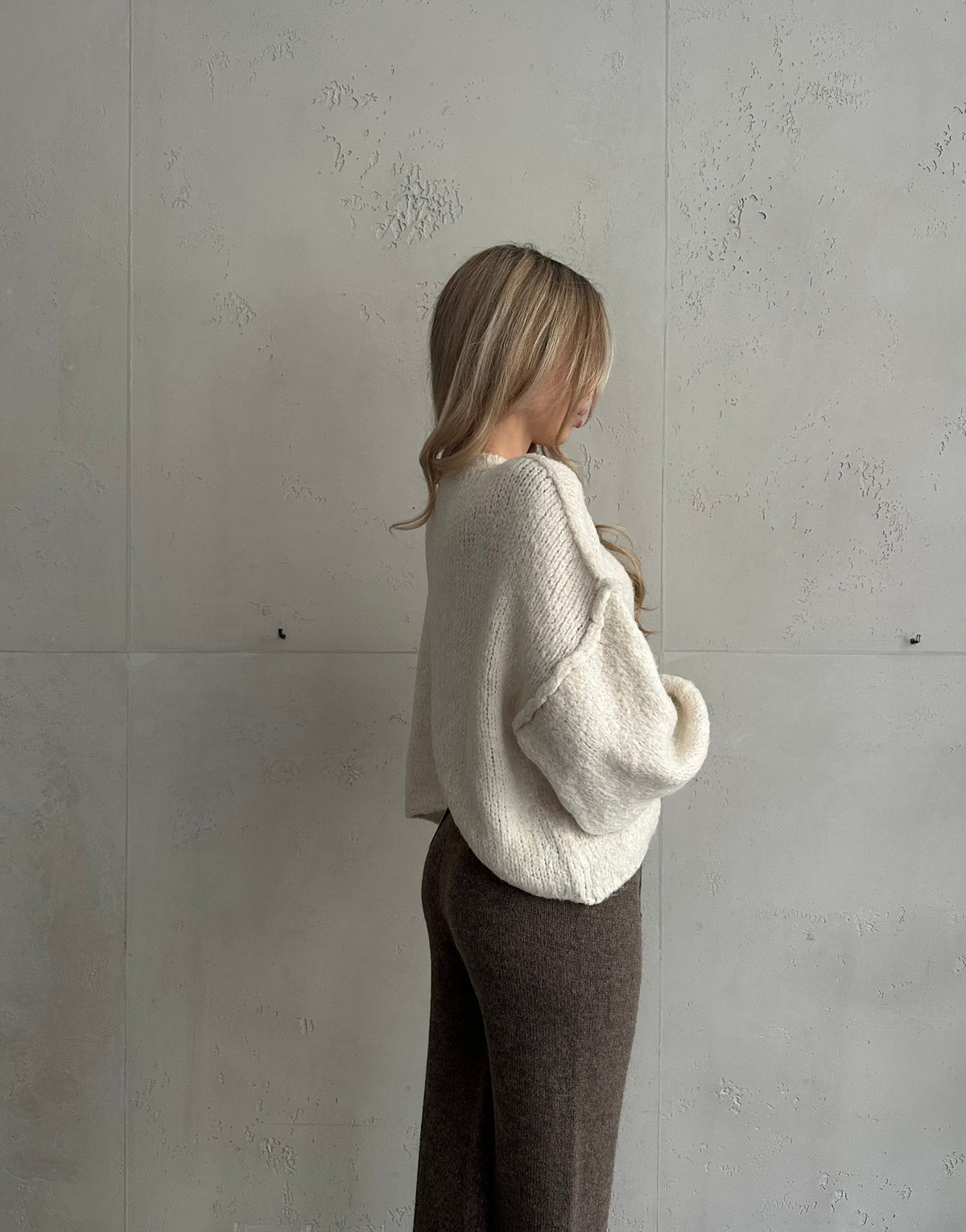 Kurze Strickjacke mit goldenen Knöpfen