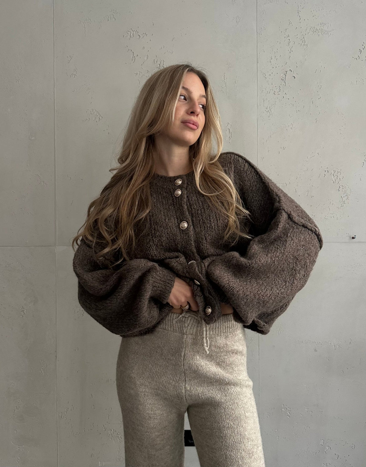 Kurze Strickjacke mit goldenen Knöpfen